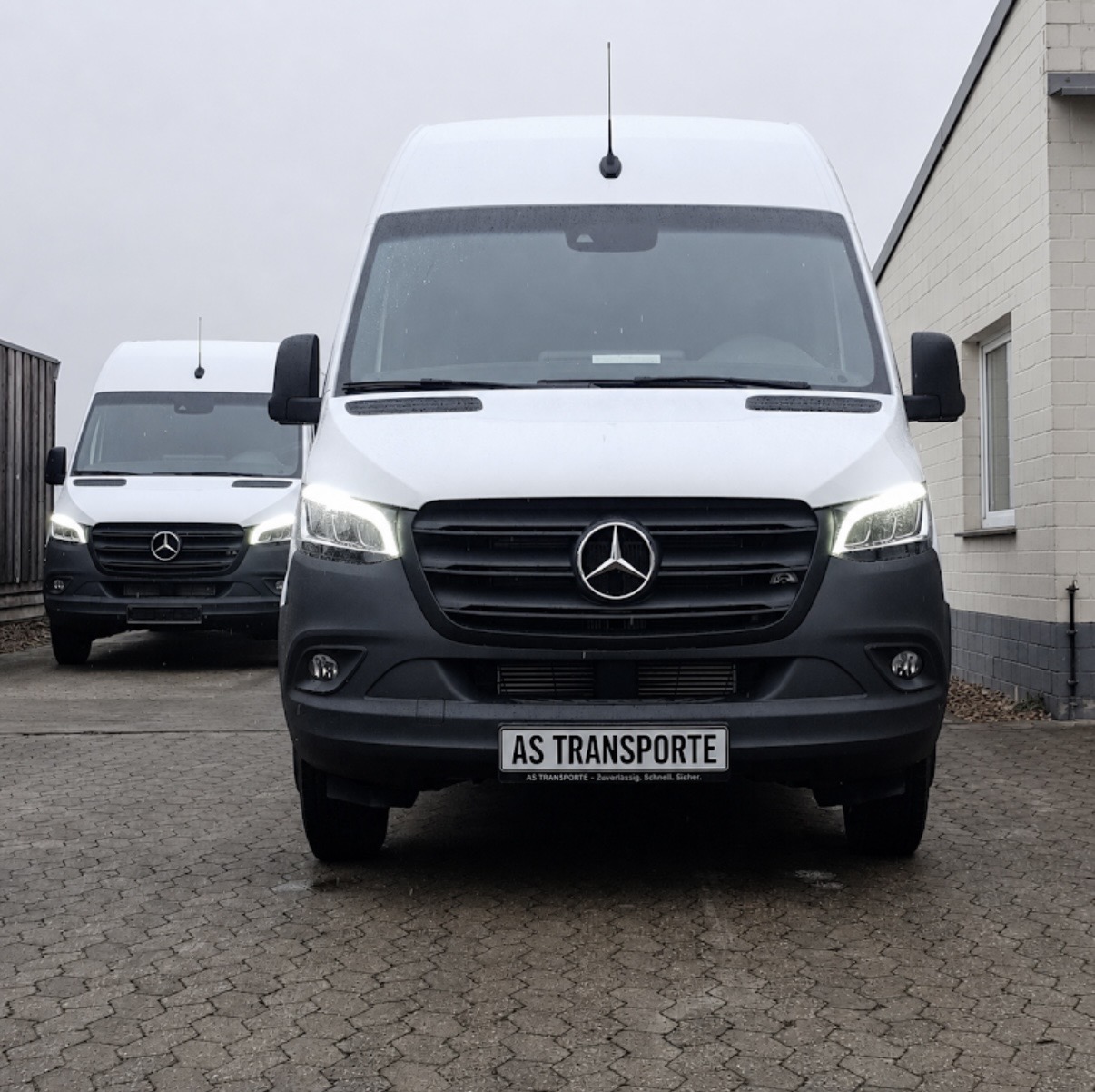 Zwei weiße Mercedes-Sprinter von AS Transporte